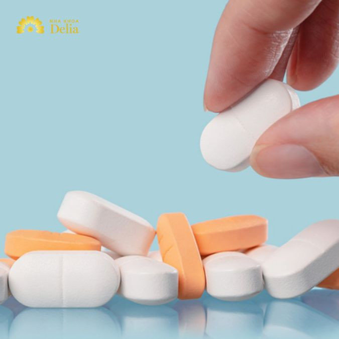 Sử dụng thuốc giảm đau và kháng viêm khi răng giả bị đau