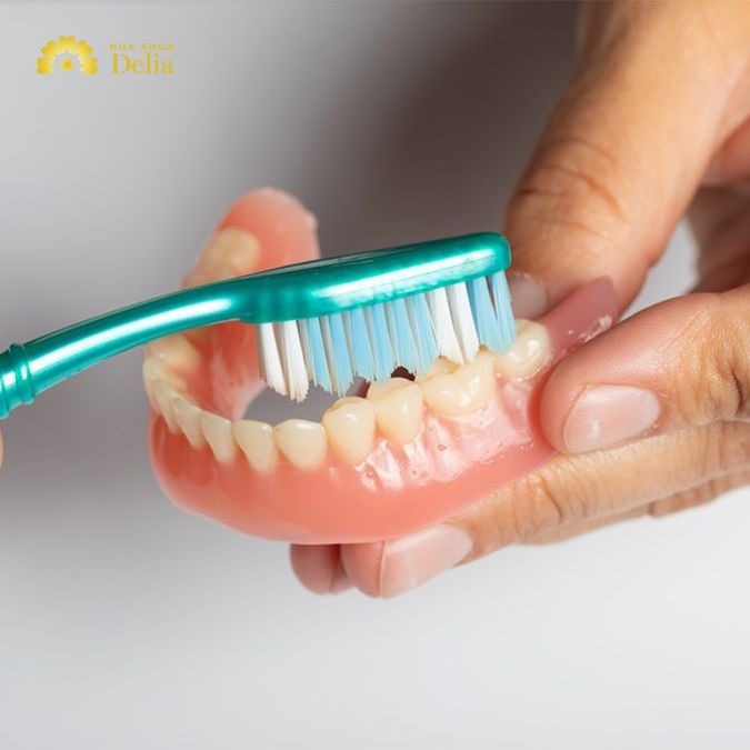 Vệ sinh răng giả đúng cách là cách phòng ngừa dau răng giả