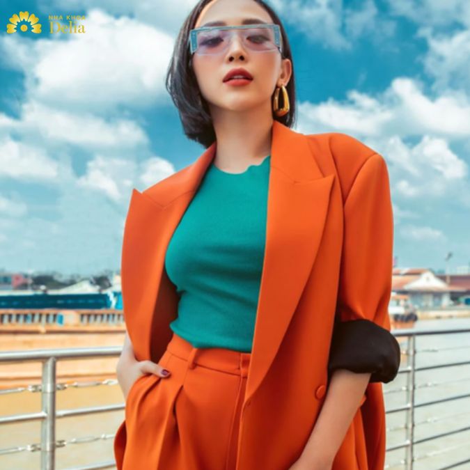 Để làm mờ đi khuyết điểm răng hô, bạn nên ưu tiên những bộ trang phục có màu sắc tương phản hoặc màu sáng