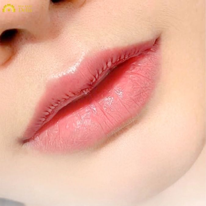 Đối với những trường hợp khuôn miệng cười không đẹp do các vấn đề nhỏ về răng hoặc môi, trang điểm có thể là giải pháp tạm thời