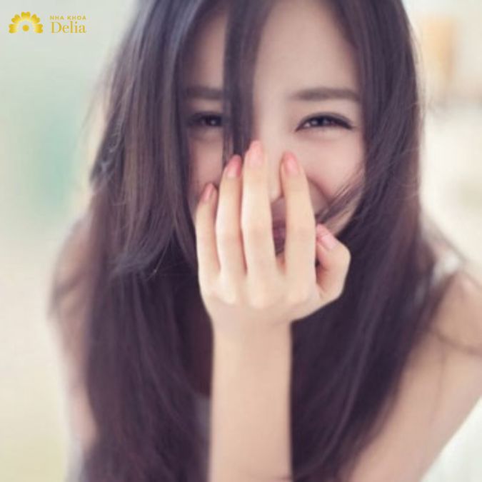 Cười mỉm che răng hô