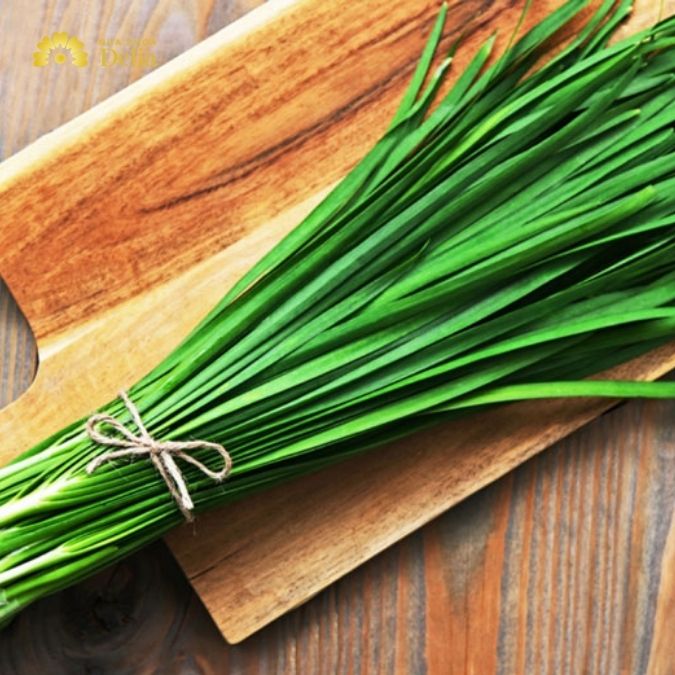 Sử dụng lá hẹ cũng là một cách truyền thống để hỗ trợ mọc răng
