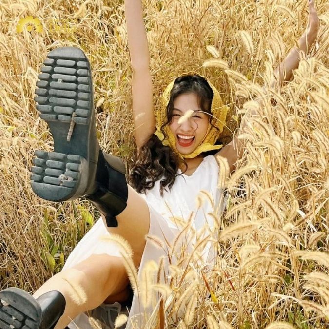 Dáng nằm ngửa trên cánh đồng cỏ, tay đặt trên trán