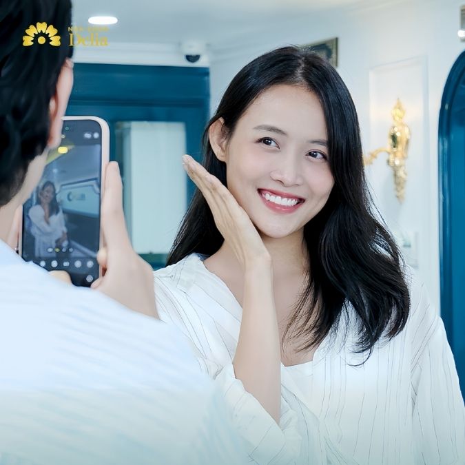 Dáng đứng nhẹ nhàng với tay chạm vào má