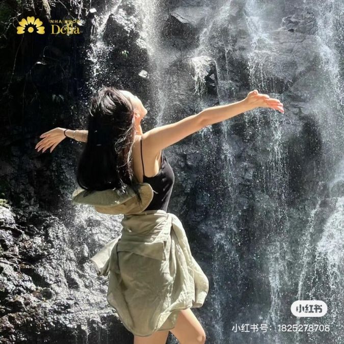 Dáng đứng bên bờ suối, tay đùa với nước
