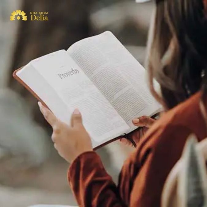Dáng đứng giữa đường, tay cầm sách