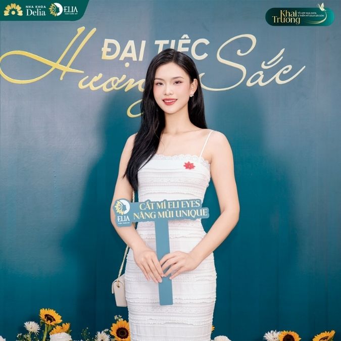 Dáng đứng tựa lưng vào tường