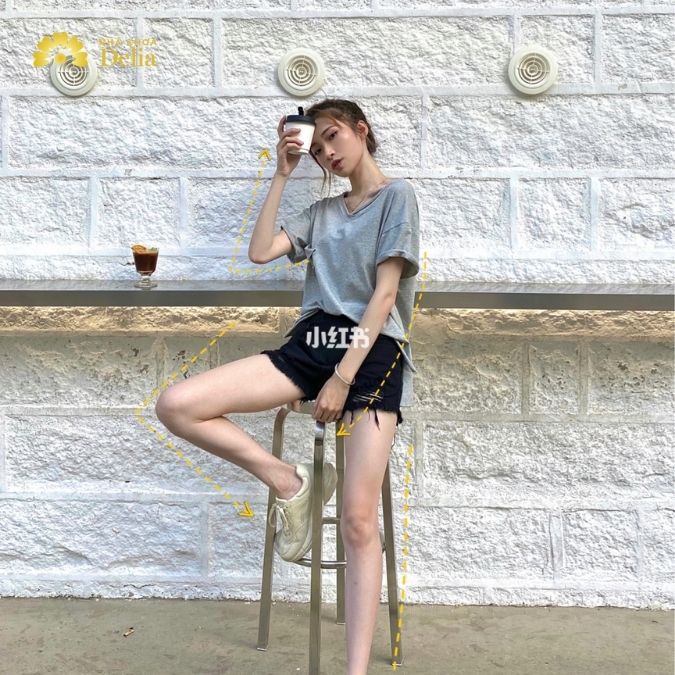 Ngồi trên ghế cao, chân chồng chéo