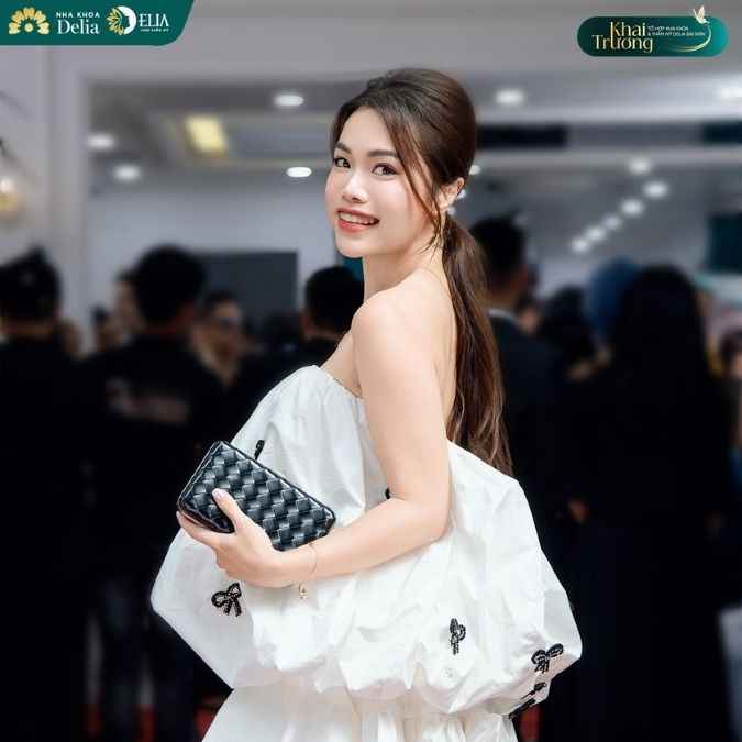 Dáng đứng nghiêng người, tay chống hông