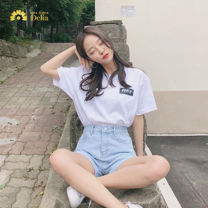 Ngồi khoanh chân trên sàn, tay đặt trên đầu gối