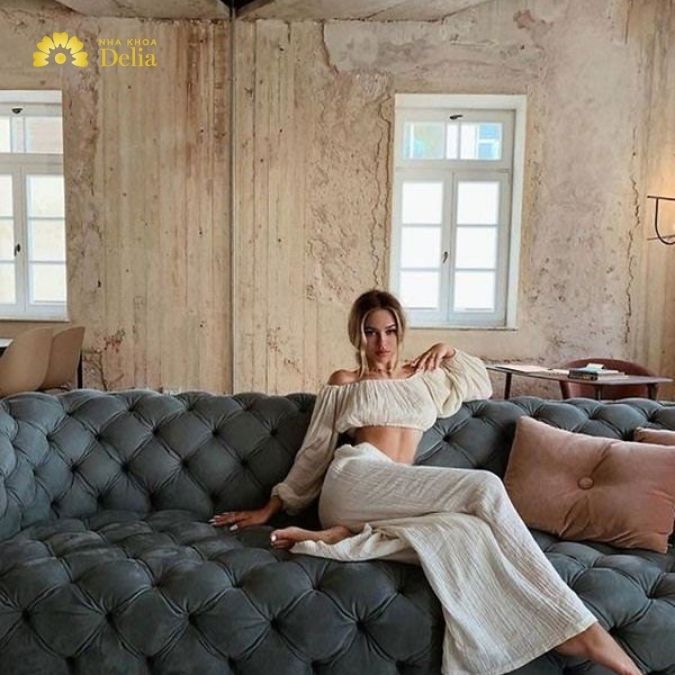 Dáng nằm nghiêng trên sofa, tay đặt lên đầu