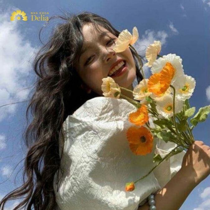 Dáng đứng giữa thiên nhiên, tay cầm hoa