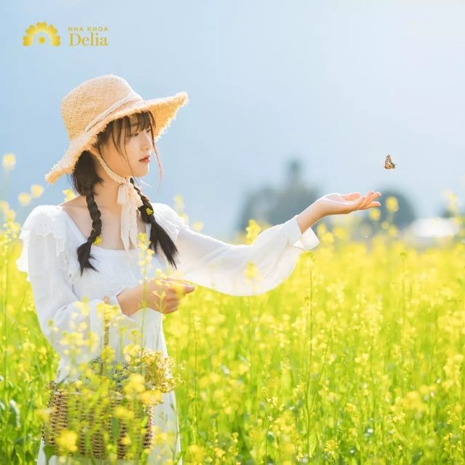 Dáng đứng nép mình bên cánh đồng hoa