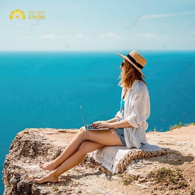 Ngồi trên đá bên bờ biển, nhìn ra xa