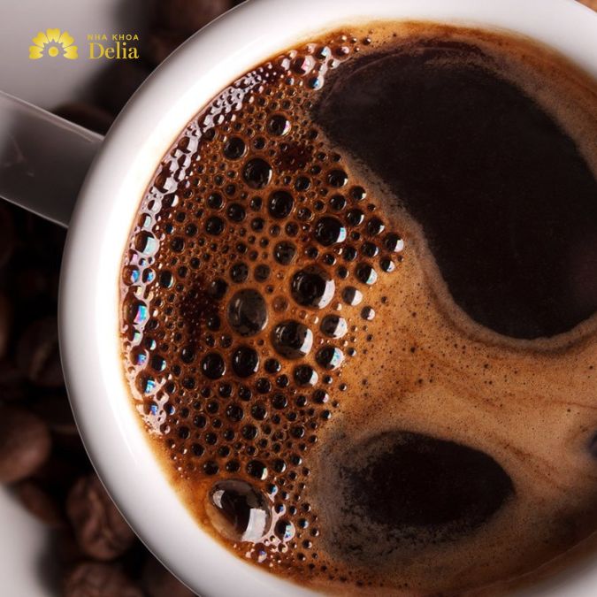 Cà phê và các sản phẩm chứa caffeine có tính acid cao không có lợi cho răng