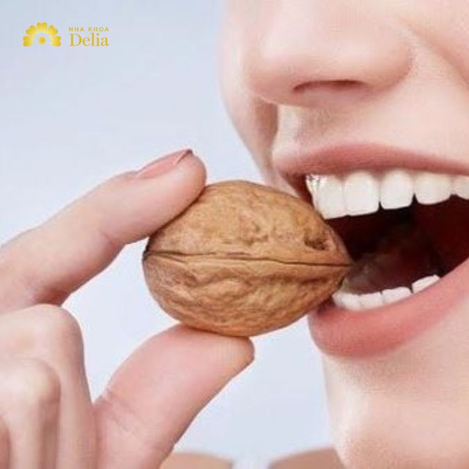 Không nên ăn thức ăn quá cứng như sụn heo, bò, đầu xương,... khi bị đau răng.