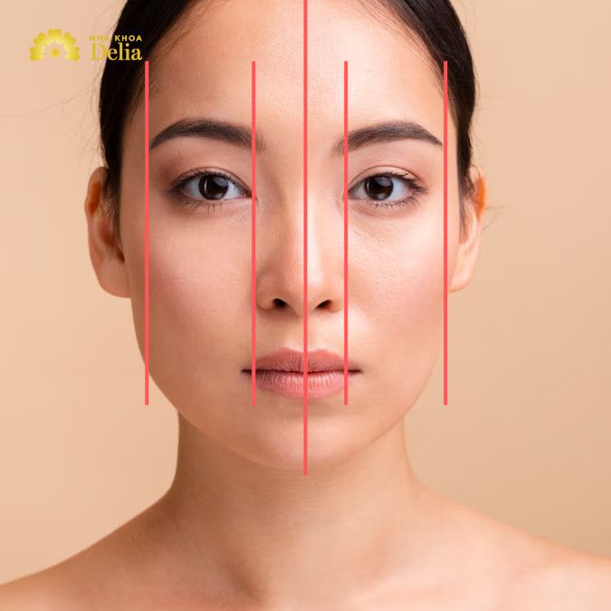 Đường nét trên khuôn mặt không đều nhau, chẳng hạn như cằm lệch, mũi hếch hoặc gò má không cân xứng