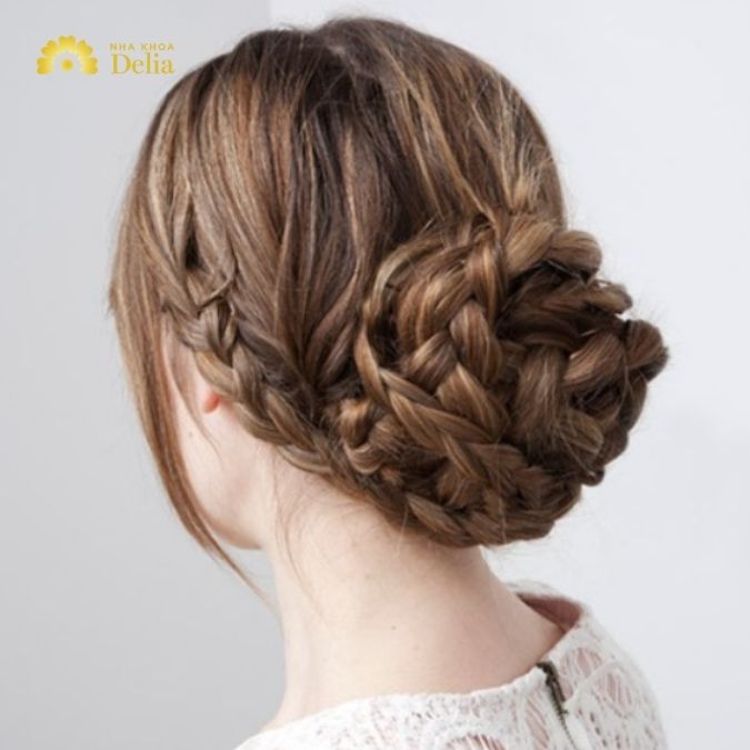 Tết tóc kết hợp búi thấp