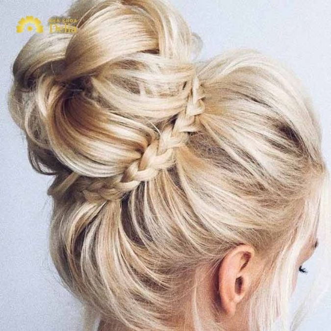 Tết tóc kết hợp búi cao, đánh rối