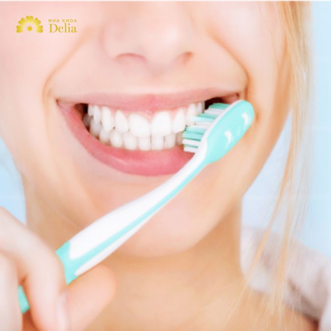 Đánh răng ít nhất hai lần mỗi ngày bằng kem đánh răng có fluoride để bảo vệ răng
