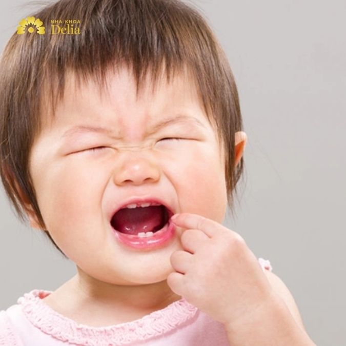 Làm sạch nướu của trẻ ngay cả trước khi răng sữa mọc