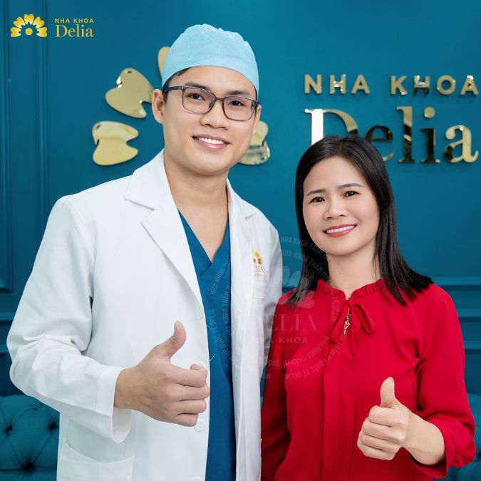 Chị Minh Anh, 38 tuổi hài lòng với hàm răng sứ do bác sĩ Hiếu làm