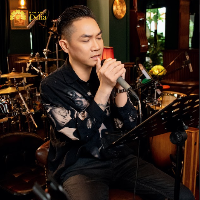 Phạm Khánh Hưng đã sống 15 năm tại Mỹ và trong suốt thời gian đó, anh không hề có ý định thay đổi nụ cười của mình. 