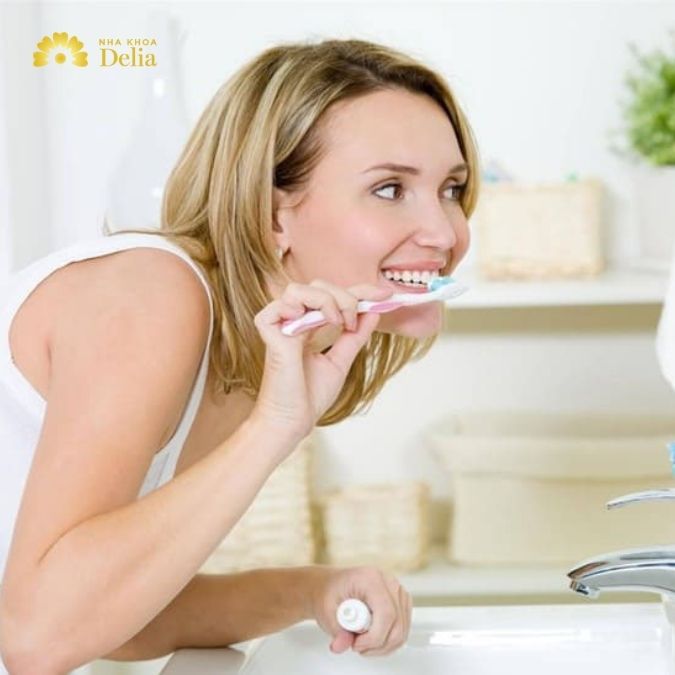 Sau khi cắt chỉ, bạn nên tiếp tục rửa miệng nhẹ nhàng
