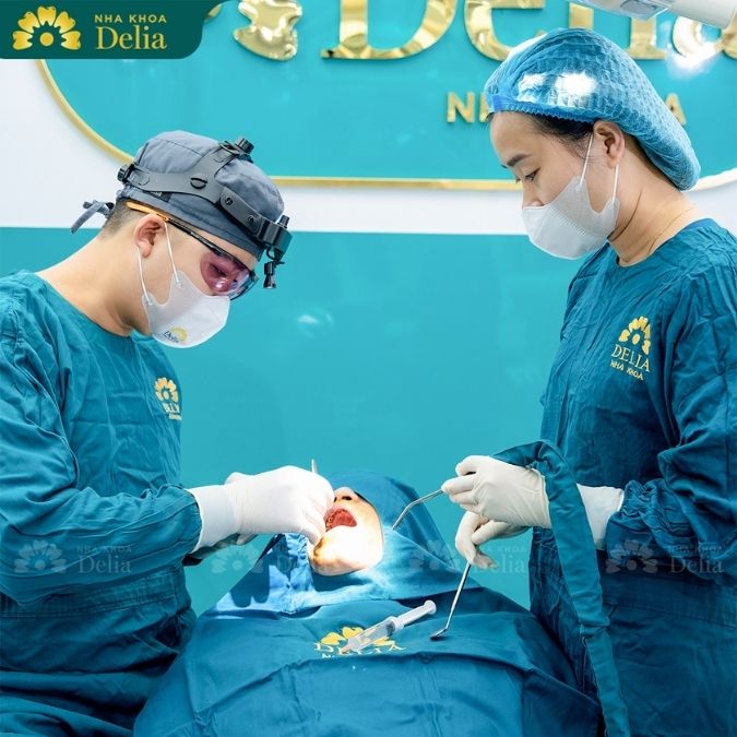 Khi cắt chỉ, bác sĩ sẽ sử dụng dụng cụ chuyên dụng để loại bỏ các mũi khâu một cách cẩn thận. 