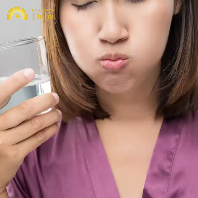Súc miệng với nước muối để giảm đau răng hàm