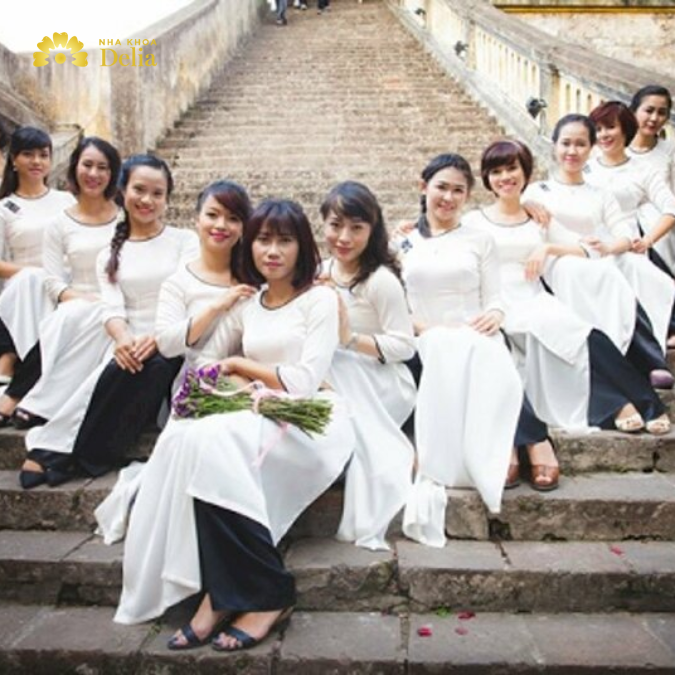 Chụp ảnh áo dài tập thể đơn giản