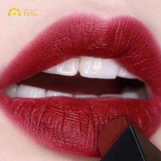 Da ngăm xài son màu gì? Màu son đỏ rượu lôi cuốn