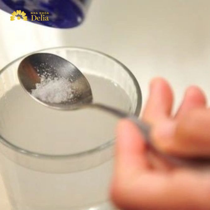 Một trong những biện pháp đơn giản và hiệu quả để giảm đau khi răng nhai bị đau là sử dụng nước muối ấm để súc miệng