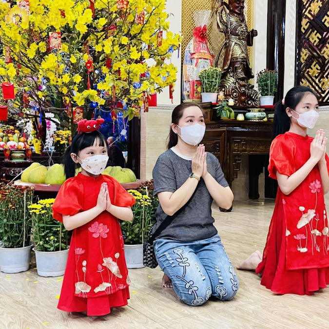Đi chùa đầu năm cầu bình an cho gia đình