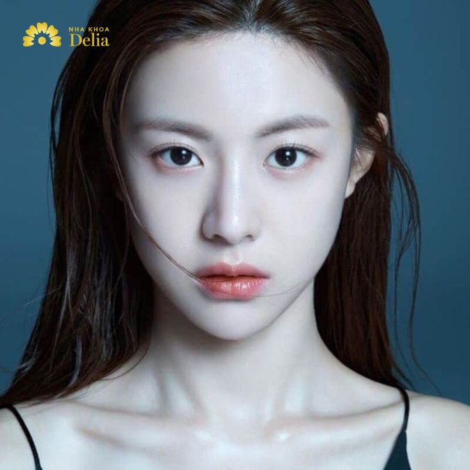 Khuôn mặt hình kim cương có xương gò má nổi bật và trán cũng như cằm nhỏ hơn.
