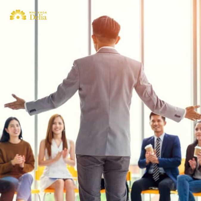 Cách để tự tin trong giao tiếp: Tạo dáng đứng tự tin