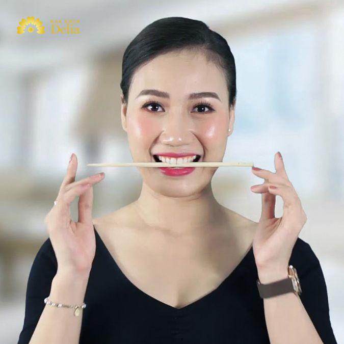 Hướng dẫn cách ngậm đũa để có nụ cười đẹp, đơn giản