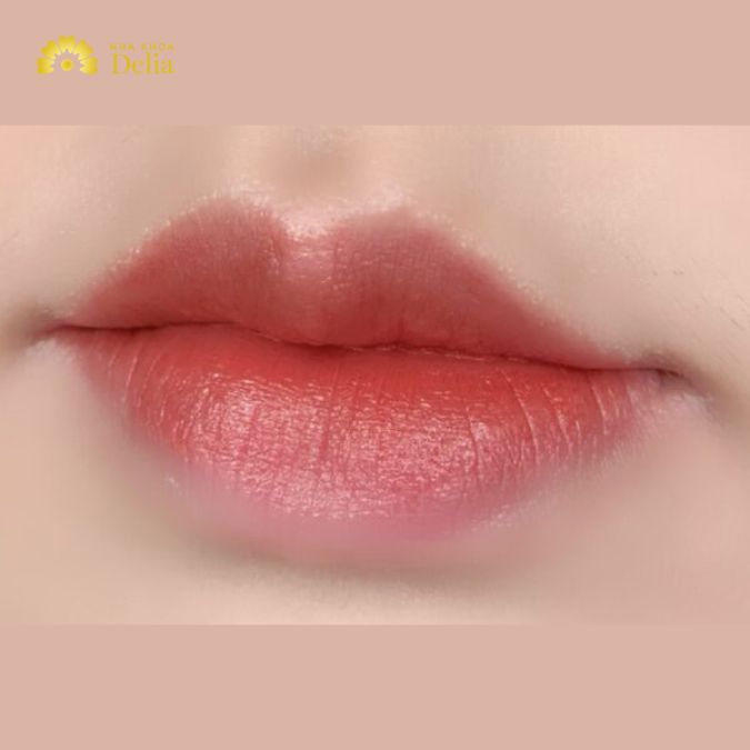 Dáng môi cười là dáng môi có các góc môi nhẹ nhàng cong lên khi mỉm cười