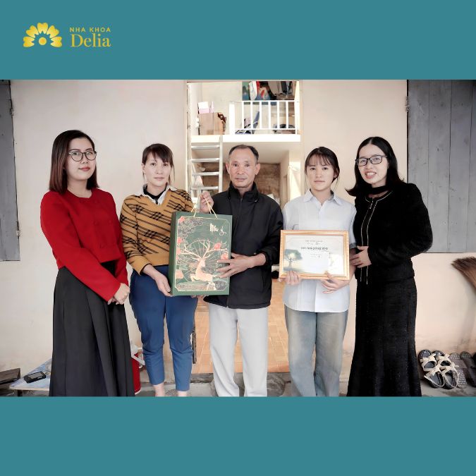 Hình ảnh 1. Đại diện Delia Beauty Group trao tặng Quỹ học bổng và quà Tết cho gia đình em Mỹ Linh
